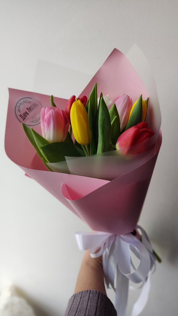 7 тюльпанов микс, яркий. Букет, артикул F1256344 - 1316 рублей, доставка по городу. Flawery - доставка цветов