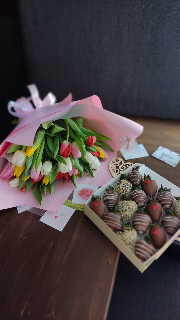 8 марта тюльпаны микс + клубника в шоколаде . Комбо, артикул F1256353 - 9600 рублей, доставка по городу. Flawery - доставка цветов