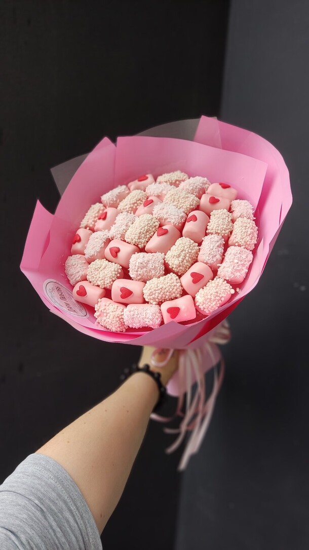 Букет розовый из маршмеллоу в шоколаде, артикул F1344133 - 1723 рублей, доставка по городу. Flawery - доставка цветов