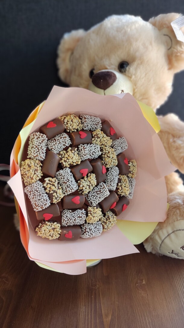 Букет из маршмеллоу в молочном шоколаде, артикул F1344135 - 1723 рублей, доставка по городу. Flawery - доставка цветов