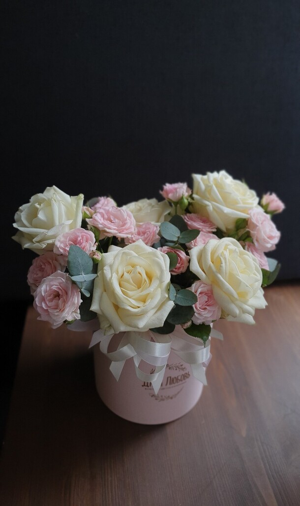 Цветы для мамы 🥰 в коробке, артикул F1344513 - 2719 рублей, доставка по городу. Flawery - доставка цветов