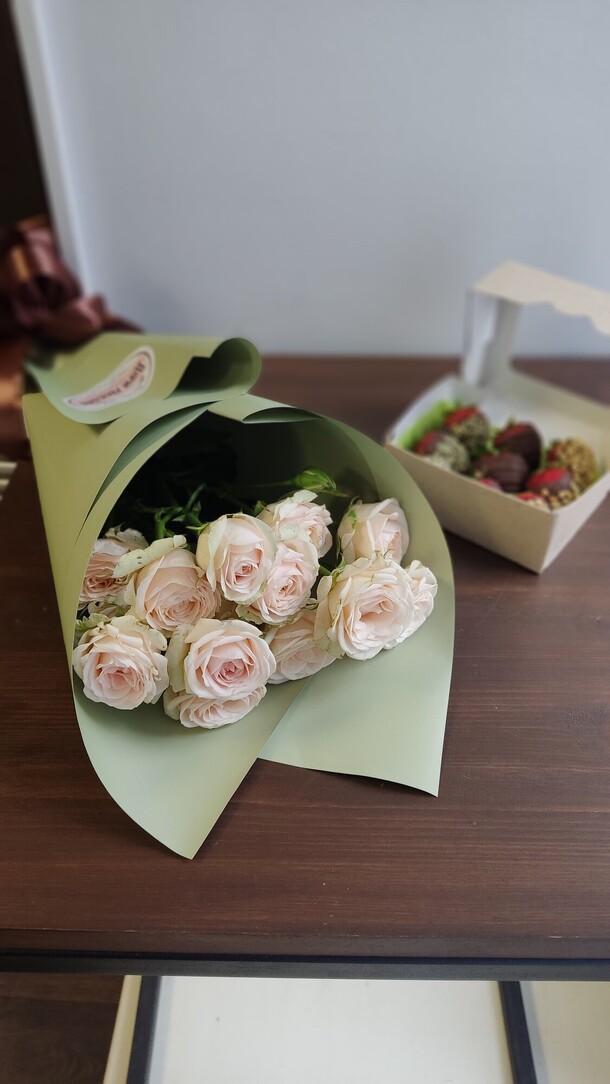 Комбо презент роза кустовая + клубника в шоколаде, артикул F1344530 - 2484 рублей, доставка по городу. Flawery - доставка цветов