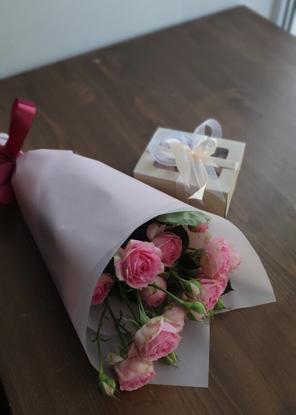 Комбо презент роза кустовая+клубника в шоколаде, артикул F1344532 - 2977 рублей, доставка по городу. Flawery - доставка цветов