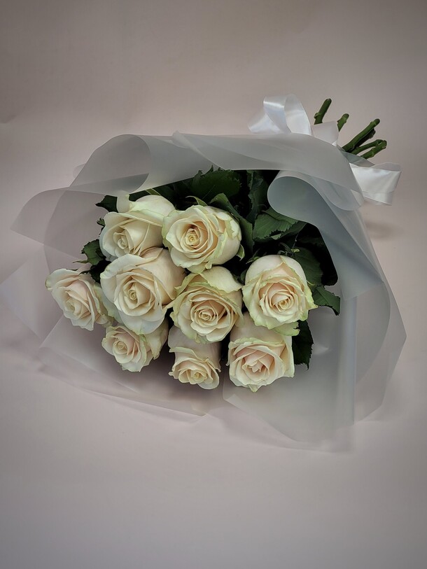 Букет из белых роз 9, артикул F1345954 - 2999 рублей, доставка по городу. Flawery - доставка цветов