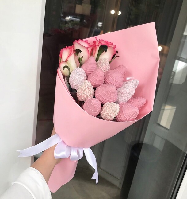 Барокко s, розы и клубника, артикул F1375093 - 4575 рублей, доставка по городу. Flawery - доставка цветов