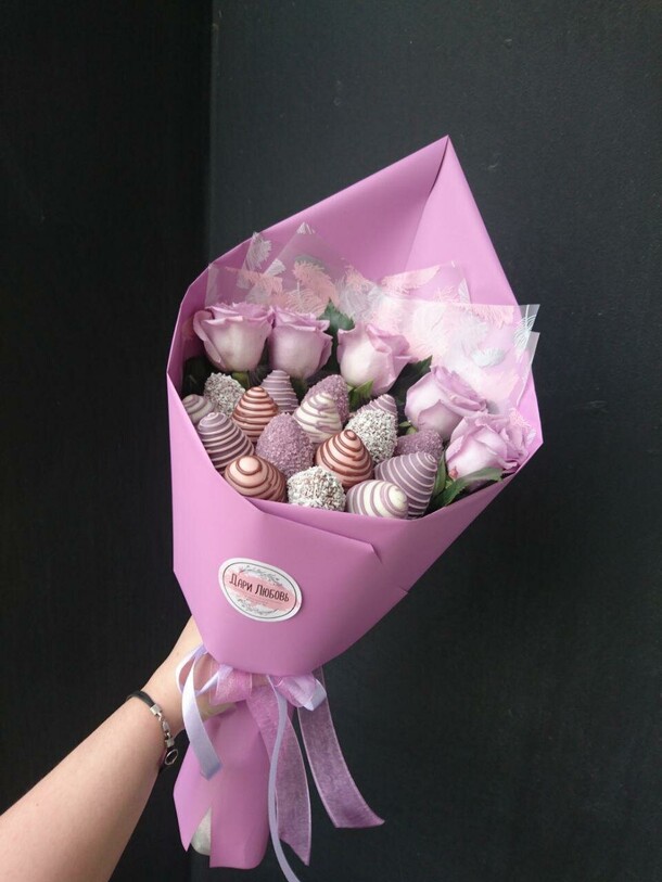 Роза и клубника. Барокко, артикул F1375094 - 4602 рублей, доставка по городу. Flawery - доставка цветов