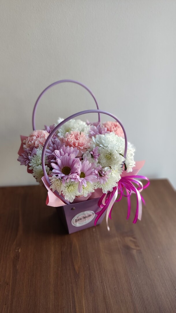 Сумочка с хризантемами, артикул F1375126 - 1235 рублей, доставка по городу. Flawery - доставка цветов