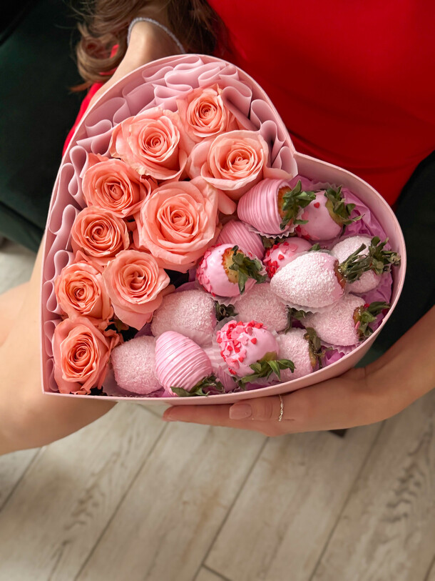 Сердце с клубникой и розами, артикул F1377774 - 10387 рублей, доставка по городу. Flawery - доставка цветов