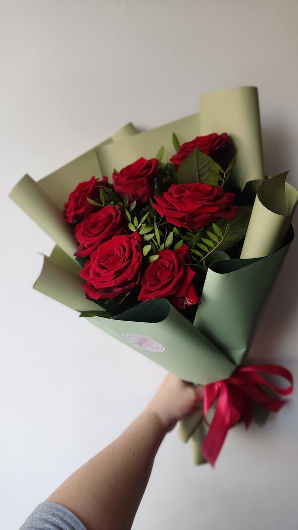 Красная роза 7.Букет, артикул F1377797 - 2300 рублей, доставка по городу. Flawery - доставка цветов