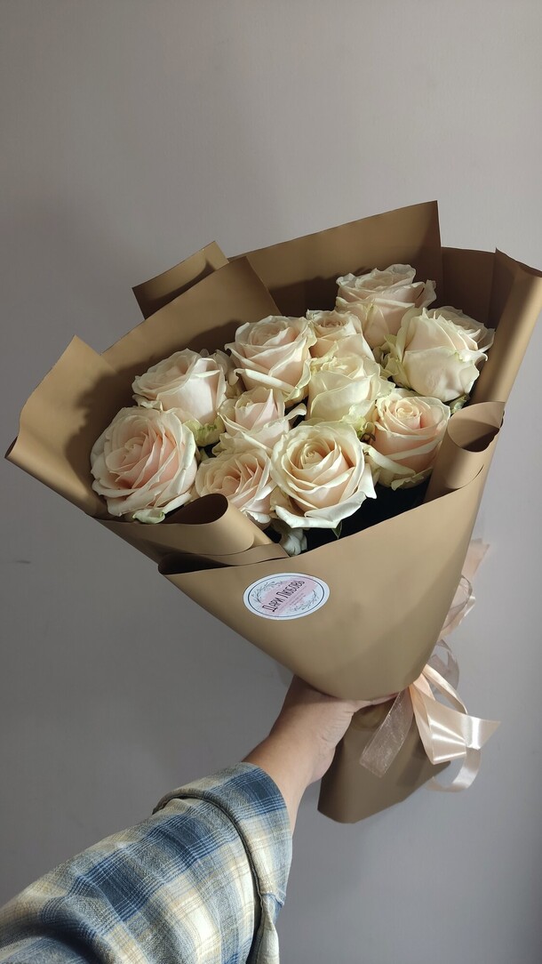 Букет 11 роз крем. 8 марта, артикул F1379837 - 3800 рублей, доставка по городу. Flawery - доставка цветов