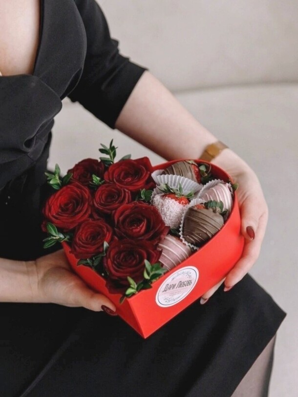 Love is  сердце, артикул F1379855 - 6877 рублей, доставка по городу. Flawery - доставка цветов