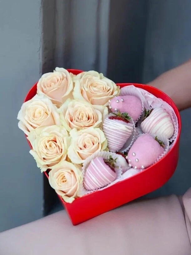 Love is  сердце, артикул F1379863 - 6877 рублей, доставка по городу. Flawery - доставка цветов