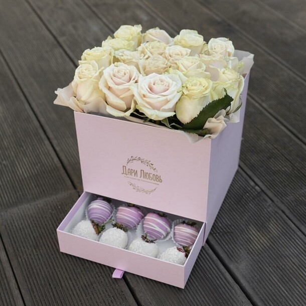 Шкатулка 17 роз 16 клубник, артикул F1380049 - 13500 рублей, доставка по городу. Flawery - доставка цветов