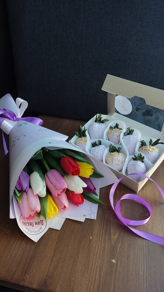 Комбо весна: 11 тюльпанов+8 клубник. 8 марта, артикул F1384517 - 5500 рублей, доставка по городу. Flawery - доставка цветов