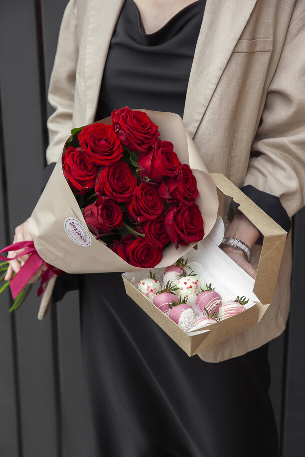 Комбо 11 роз + 8 клубник в шоколаде, артикул F1389183 - 6999 рублей, доставка по городу. Flawery - доставка цветов