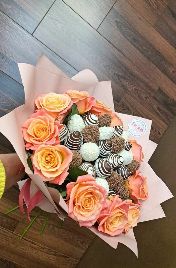 Сатурн м клубника  в шоколаде, артикул F1395491 - 7116 рублей, доставка по городу. Flawery - доставка цветов