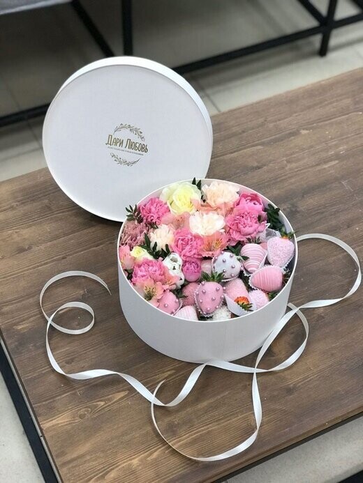 Box berry м, клубника и цветы, артикул F1395522 - 4958 рублей, доставка по городу. Flawery - доставка цветов