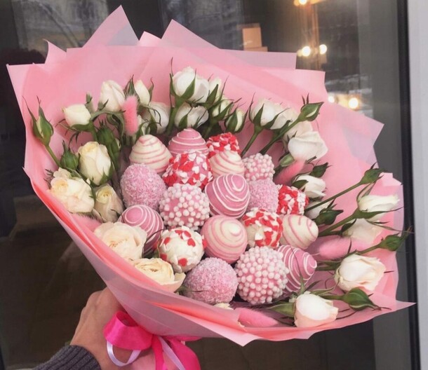 Шанель м розы и клубника, артикул F1395545 - 7442 рублей, доставка по городу. Flawery - доставка цветов