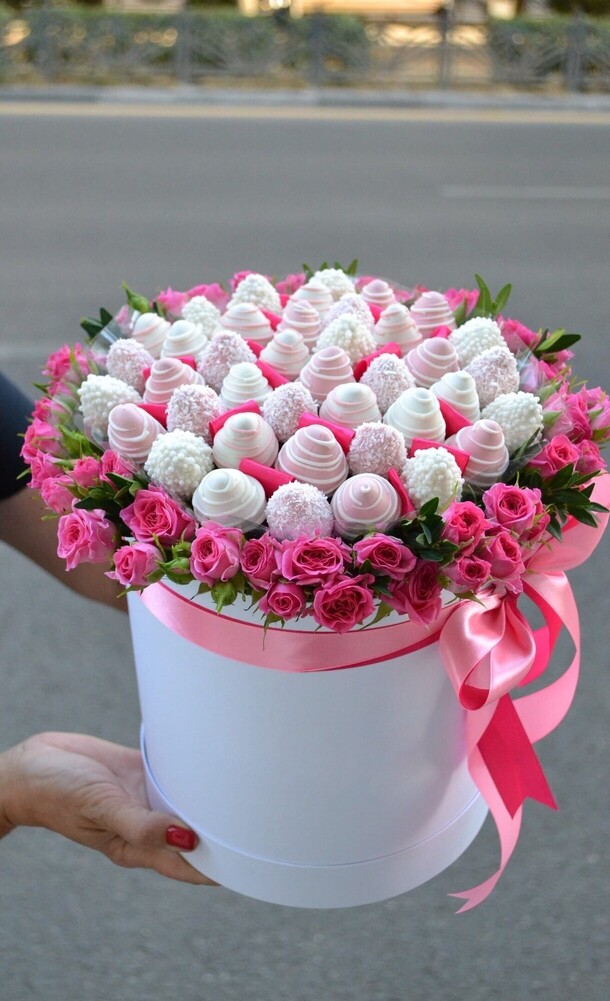 Клубнично-цветочный бокс м, артикул F1397103 - 12565 рублей, доставка по городу. Flawery - доставка цветов