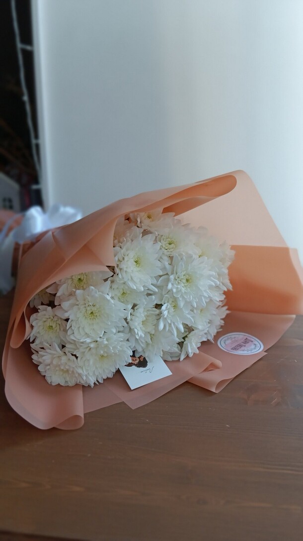 Хризантема белая пышная, артикул F1423746 - 1350 рублей, доставка по городу. Flawery - доставка цветов