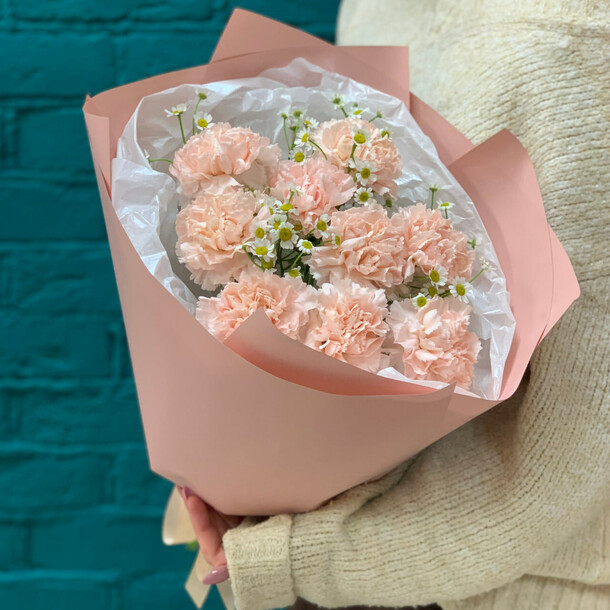 Букет из гвоздики (диантусов) и ромашки (танацетума), артикул F1400243 - 4920 рублей, доставка по городу. Flawery - доставка цветов