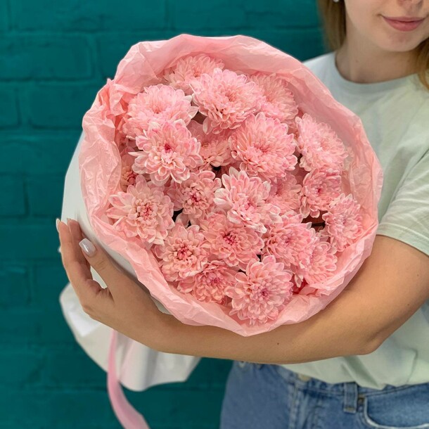 Букет из 5 розовых кустовых хризантем, артикул F1400277 - 3560 рублей, доставка по городу. Flawery - доставка цветов