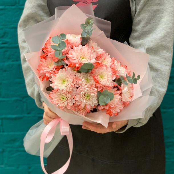 Нежный букет из 5 розовых хризантем и эвкалипта, артикул F1405065 - 3940 рублей, доставка по городу. Flawery - доставка цветов