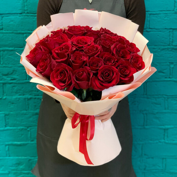 Букет из 25 красных роз, артикул F1405348 - 12130 рублей, доставка по городу. Flawery - доставка цветов