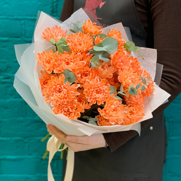 Букет из 5 рыжих хризантем и эвкалипта, артикул F1405366 - 4450 рублей, доставка по городу. Flawery - доставка цветов