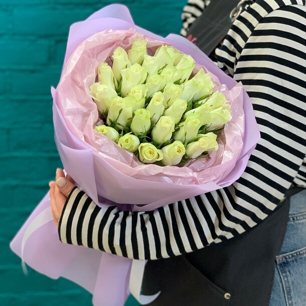 Букет из 29 белых роз, артикул F1405385 - 4980 рублей, доставка по городу. Flawery - доставка цветов