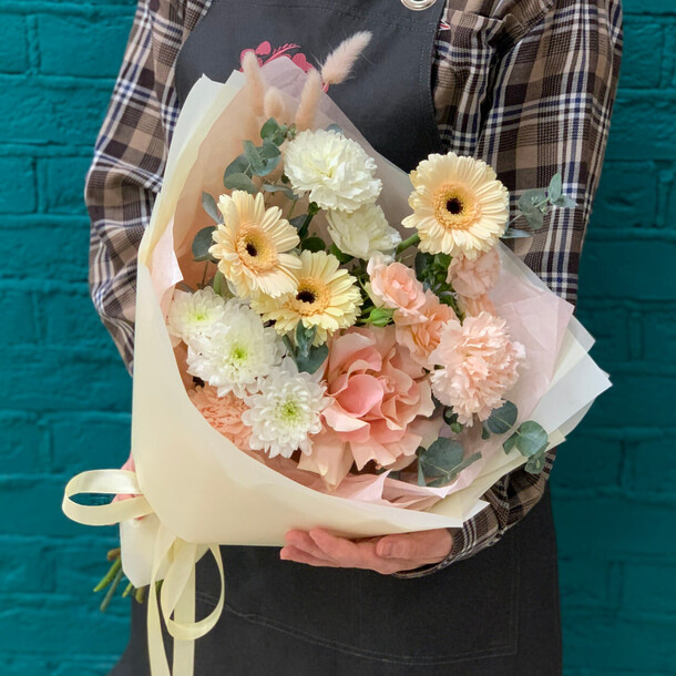 Букет из гербер и гвоздики, артикул F1407214 - 5060 рублей, доставка по городу. Flawery - доставка цветов