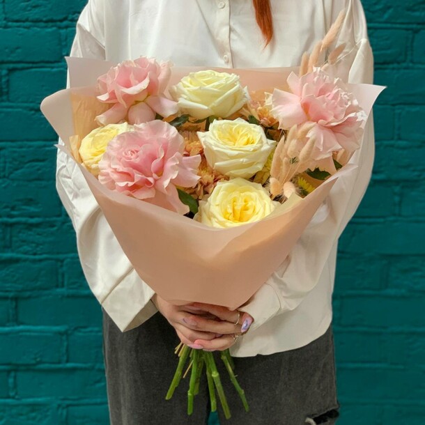 Букет из французской розы и хризантемы, артикул F1407217 - 5020 рублей, доставка по городу. Flawery - доставка цветов