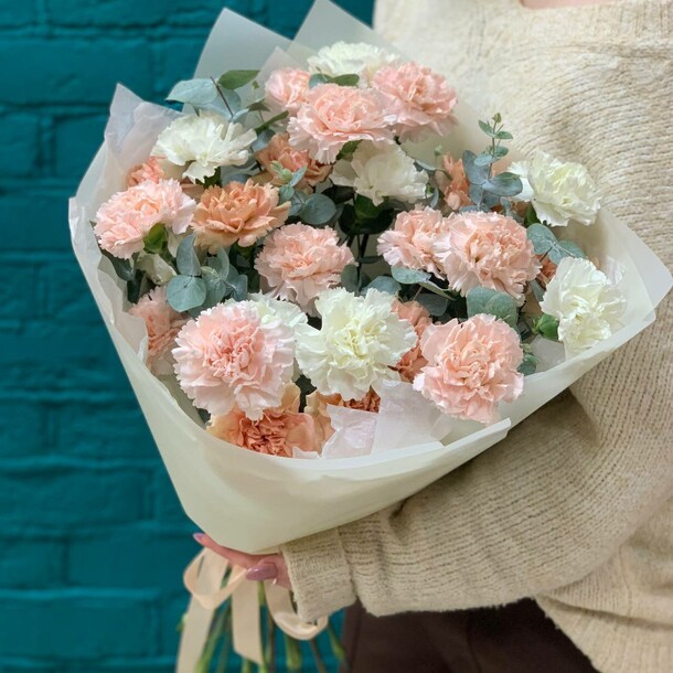 Букет из гвоздик и эвкалипта, артикул F1407506 - 9690 рублей, доставка по городу. Flawery - доставка цветов