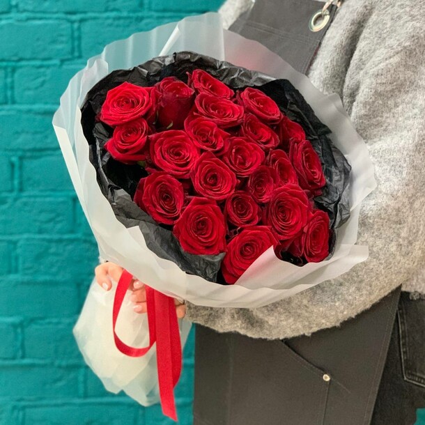 Букет из 21 красной розы, артикул F1407546 - 6950 рублей, доставка по городу. Flawery - доставка цветов