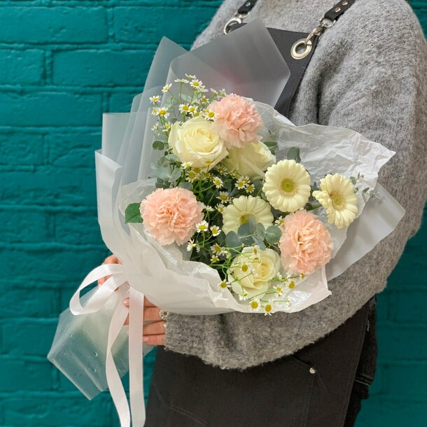 Букет из гербер и танацетума, артикул F1407573 - 5350 рублей, доставка по городу. Flawery - доставка цветов