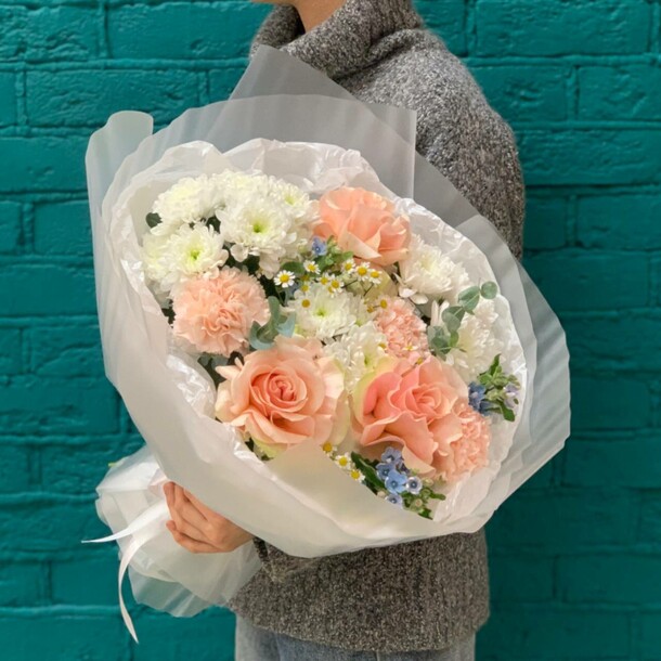 Букет из французскких роз и хризантемы, артикул F1407586 - 4880 рублей, доставка по городу. Flawery - доставка цветов