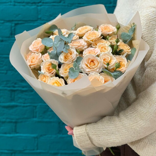 Букет из кустовой розы и эвкалипта, артикул F1407680 - 10410 рублей, доставка по городу. Flawery - доставка цветов