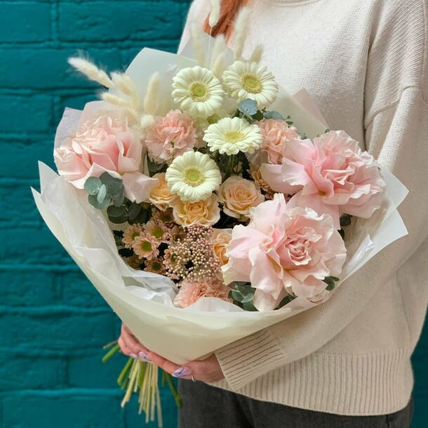 Букет из розовой французской розы и герберы, артикул F1407838 - 9920 рублей, доставка по городу. Flawery - доставка цветов