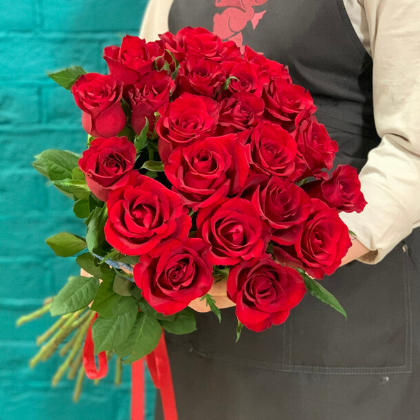 Букет из 21 розы, артикул F1408402 - 5330 рублей, доставка по городу. Flawery - доставка цветов