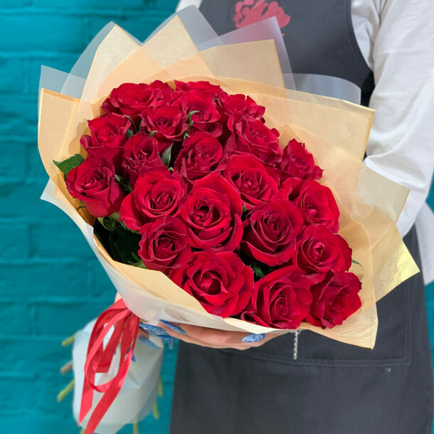 Букет из 21 красной розы, артикул F1408403 - 5660 рублей, доставка по городу. Flawery - доставка цветов