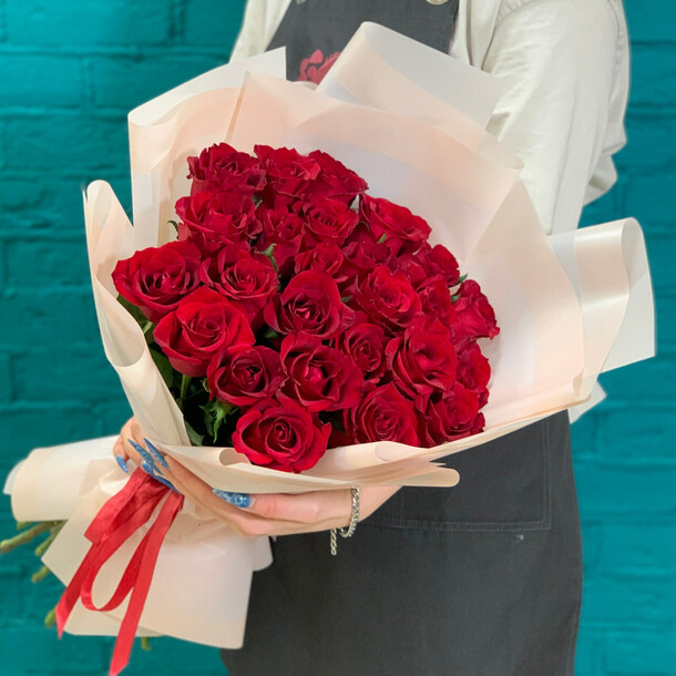 Букет из 25 красных роз, артикул F1408406 - 6650 рублей, доставка по городу. Flawery - доставка цветов