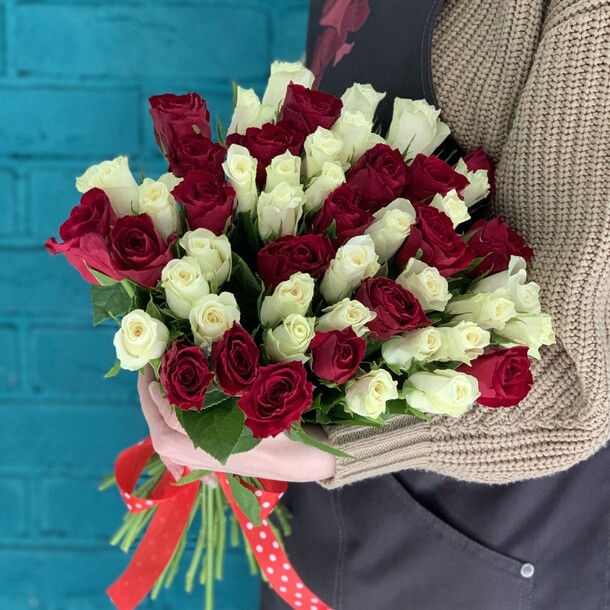 Букет из 51 розы, артикул F1408905 - 5990 рублей, доставка по городу. Flawery - доставка цветов