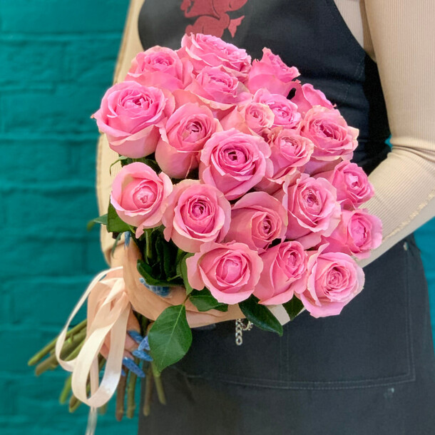Букет из 21 розовой розы, артикул F1409735 - 5330 рублей, доставка по городу. Flawery - доставка цветов