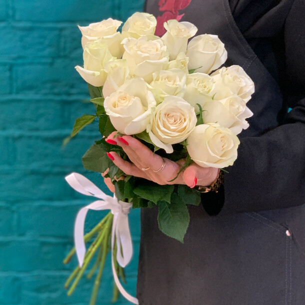 Букет из 15 белых роз, артикул F1410155 - 3850 рублей, доставка по городу. Flawery - доставка цветов