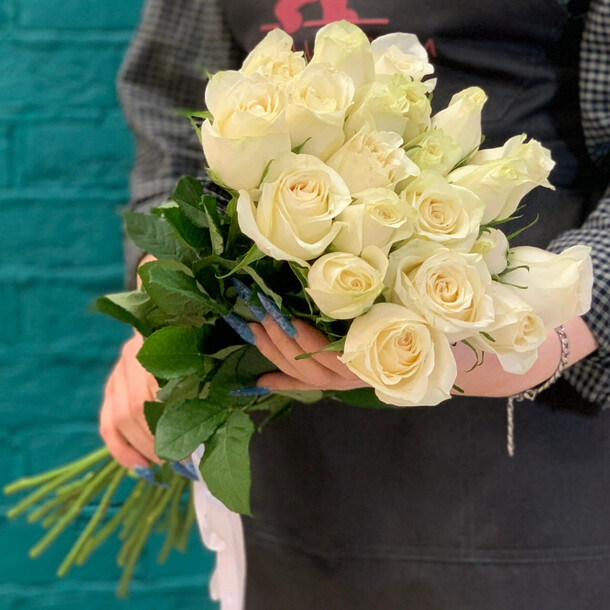 Букет из 21 белой розы, артикул F1410157 - 5330 рублей, доставка по городу. Flawery - доставка цветов