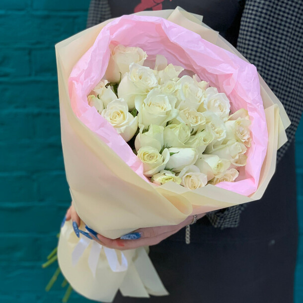 Букет из 25 белых роз, артикул F1410163 - 6790 рублей, доставка по городу. Flawery - доставка цветов