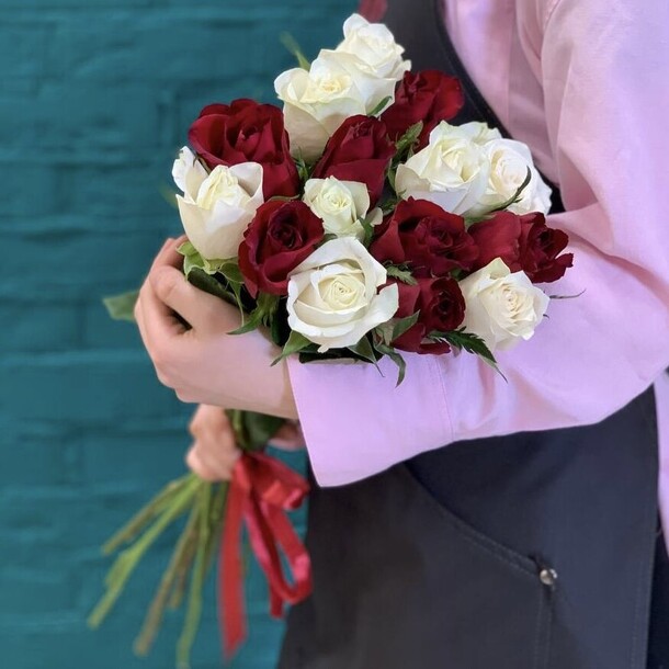 Букет из 15 роз, артикул F1410529 - 3850 рублей, доставка по городу. Flawery - доставка цветов