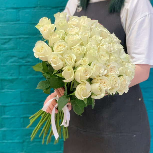 Букет из 51 белых роз, артикул F1412391 - 12890 рублей, доставка по городу. Flawery - доставка цветов