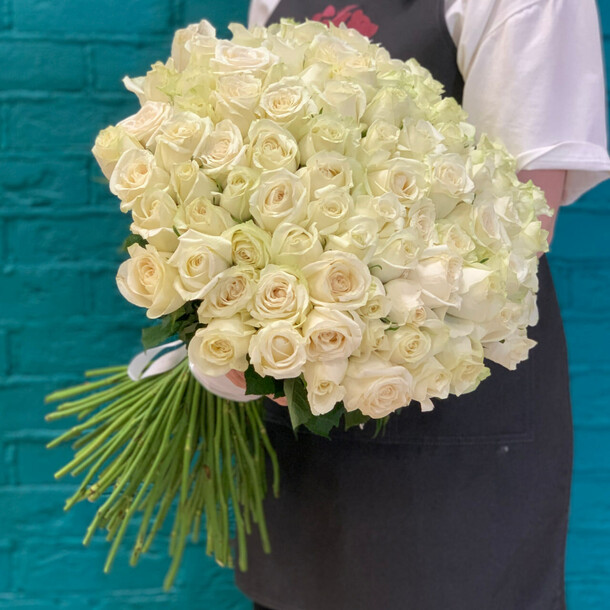 Букет из 101 белой розы, артикул F1412403 - 25250 рублей, доставка по городу. Flawery - доставка цветов