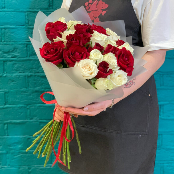 Букет из 25 роз, артикул F1412417 - 8670 рублей, доставка по городу. Flawery - доставка цветов